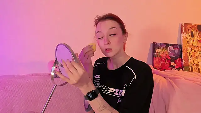 Snapshot of CrystalRey chatting on 02/13/25, 04:22 CrystalRey online show from 02/13/25, 04:22