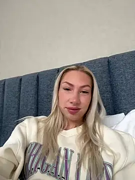 LuisaBecker online show from 12/25/24, 06:20