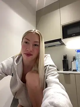 LuisaBecker online show from 01/02/25, 03:19