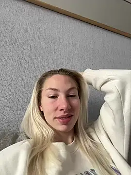 LuisaBecker online show from 01/07/25, 09:40