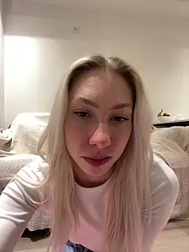 LuisaBecker online show from 02/10/25, 03:10