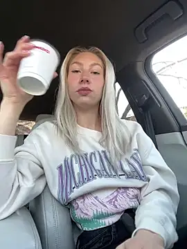 LuisaBecker online show from 02/12/25, 09:31