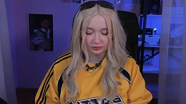 carolina elf online show from 10/25/25, 05:15