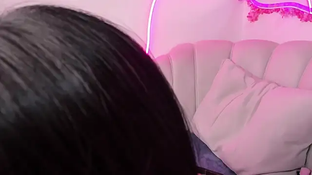 Snapshot of AndreaRoux chatting on 02/07/25, 09:47 AndreaRoux online show from 02/07/25, 09:47