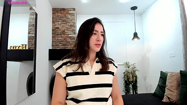 Snapshot of _AlejaCruz_ chatting on 09/14/25, 05:23 AlejaCruz online show from 09/14/25, 05:23