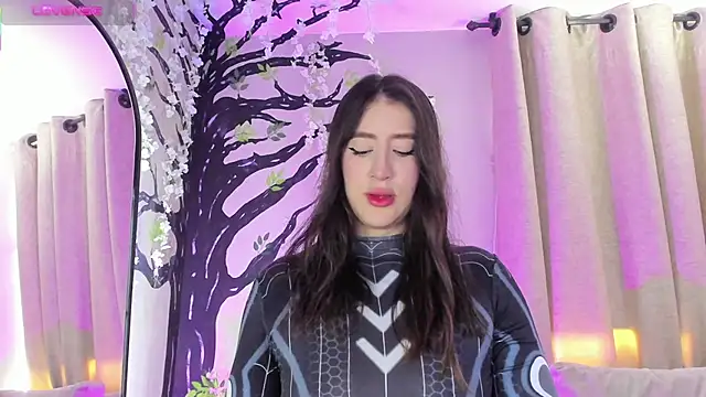 Snapshot of _AlejaCruz_ chatting on 11/13/25, 06:40 AlejaCruz online show from 11/13/25, 06:40