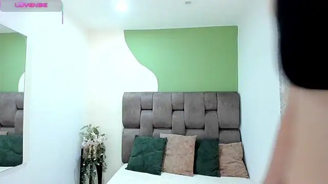 Snapshot of _AlejaCruz_ chatting on 11/22/25, 07:24 AlejaCruz online show from 11/22/25, 07:24