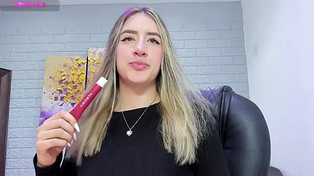 Snapshot of _AlejaCruz_ chatting on 12/19/25, 07:21 AlejaCruz online show from 12/19/25, 07:21