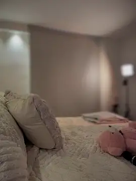 Snapshot of selenne_schmitt chatting on 11/18/25, 09:30 selenne schmitt online show from 11/18/25, 09:30