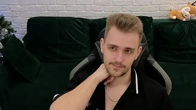 Snapshot of Larstar01 chatting on 12/04/24, 04:21 Larstar01 online show from 12/04/24, 04:21