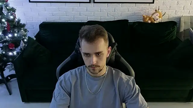 Snapshot of Larstar01 chatting on 12/07/24, 12:52 Larstar01 online show from 12/07/24, 12:52