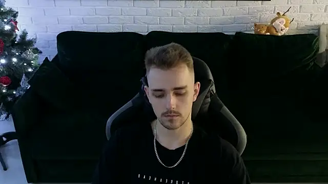 Snapshot of Larstar01 chatting on 12/15/24, 01:57 Larstar01 online show from 12/15/24, 01:57