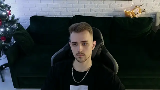 Snapshot of Larstar01 chatting on 12/18/24, 01:37 Larstar01 online show from 12/18/24, 01:37