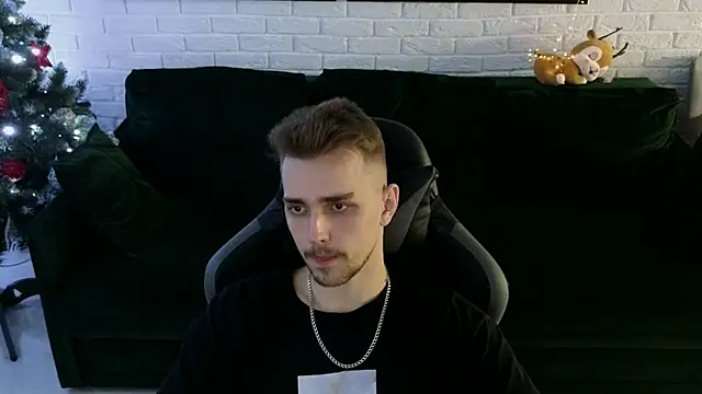 Snapshot of Larstar01 chatting on 12/19/24, 02:34 Larstar01 online show from 12/19/24, 02:34