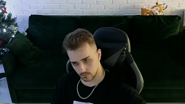 Snapshot of Larstar01 chatting on 12/20/24, 01:36 Larstar01 online show from 12/20/24, 01:36