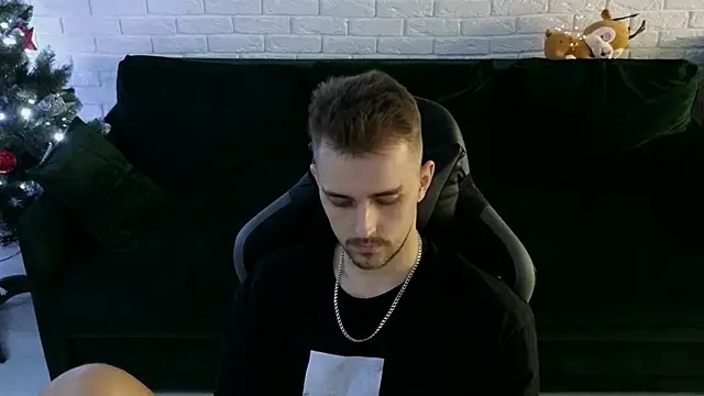 Snapshot of Larstar01 chatting on 12/20/24, 04:42 Larstar01 online show from 12/20/24, 04:42