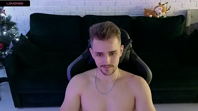 Snapshot of Larstar01 chatting on 12/28/24, 05:44 Larstar01 online show from 12/28/24, 05:44