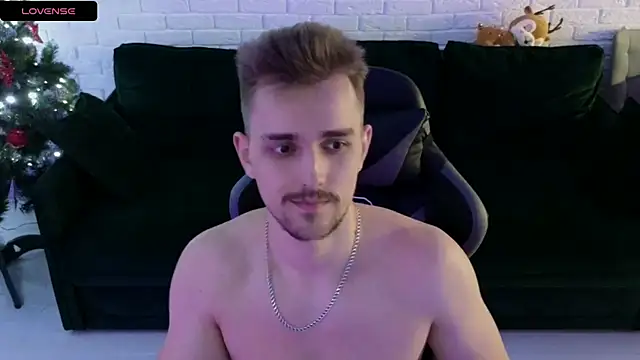 Snapshot of Larstar01 chatting on 12/29/24, 04:48 Larstar01 online show from 12/29/24, 04:48