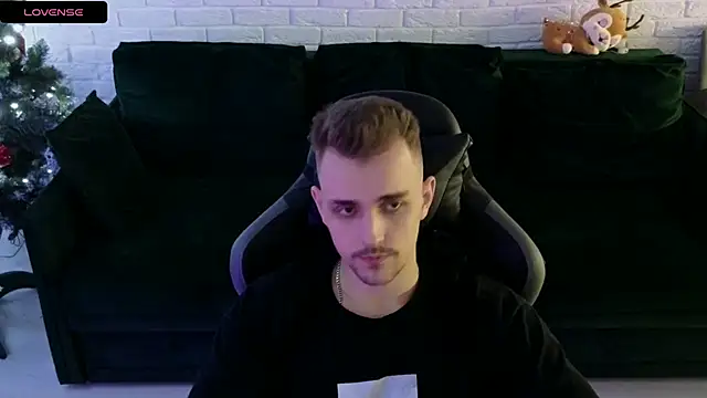 Snapshot of Larstar01 chatting on 12/30/24, 03:36 Larstar01 online show from 12/30/24, 03:36