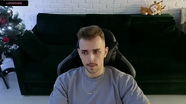 Snapshot of Larstar01 chatting on 12/31/24, 03:45 Larstar01 online show from 12/31/24, 03:45