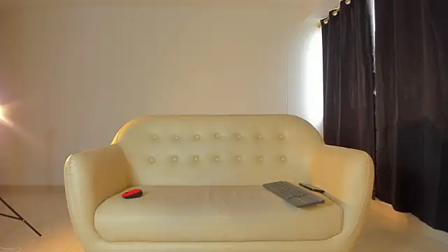 Snapshot of Emi_latingirl chatting on 12/19/25, 09:22 Emi latingirl online show from 12/19/25, 09:22