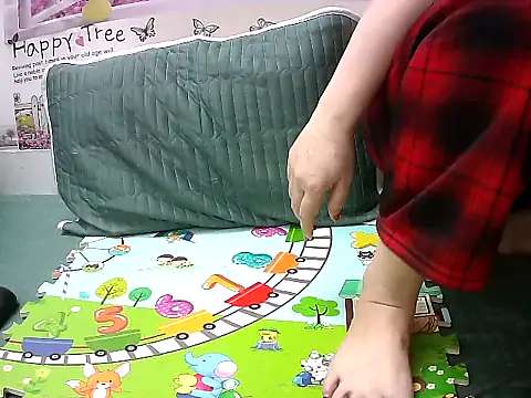 Snapshot of -Tilly chatting on 03/10/25, 01:43 -Tilly online show from 03/10/25, 01:43