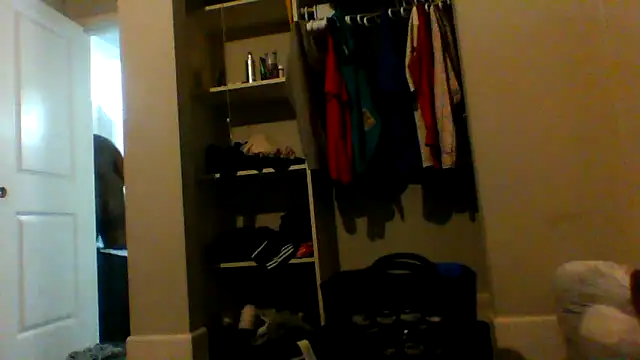 Snapshot of bigdick5157 chatting on 10/28/25, 05:22 bigdick5157 online show from 10/28/25, 05:22