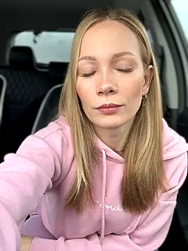 Snapshot of LavenderHot chatting on 10/11/25, 01:38 LavenderHot online show from 10/11/25, 01:38