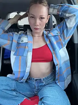 Snapshot of LavenderHot chatting on 10/13/25, 02:00 LavenderHot online show from 10/13/25, 02:00