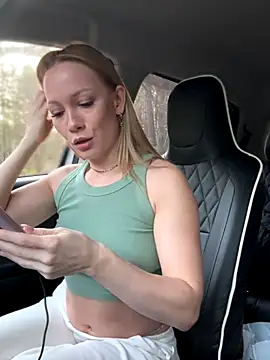 Snapshot of LavenderHot chatting on 10/19/25, 01:50 LavenderHot online show from 10/19/25, 01:50