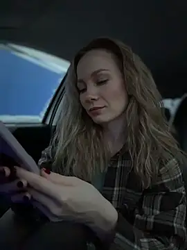 Snapshot of LavenderHot chatting on 12/14/25, 02:28 LavenderHot online show from 12/14/25, 02:28