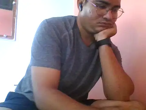 Snapshot of naughtymike0007 chatting on 09/30/25, 06:07 naughtymike0007 online show from 09/30/25, 06:07