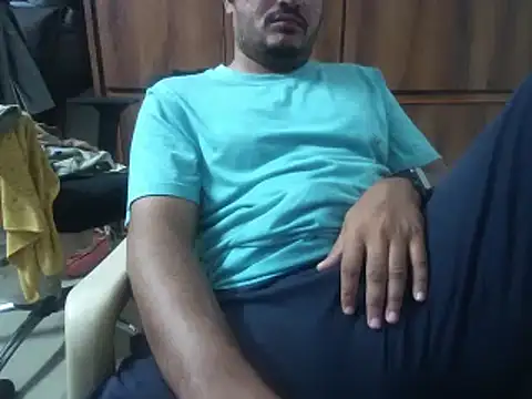 Snapshot of naughtymike0007 chatting on 10/24/25, 04:47 naughtymike0007 online show from 10/24/25, 04:47