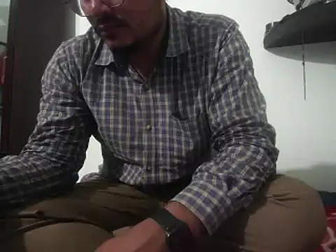 Snapshot of naughtymike0007 chatting on 10/27/25, 02:43 naughtymike0007 online show from 10/27/25, 02:43