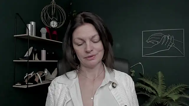 VivianWILD online show from 12/17/25, 08:31