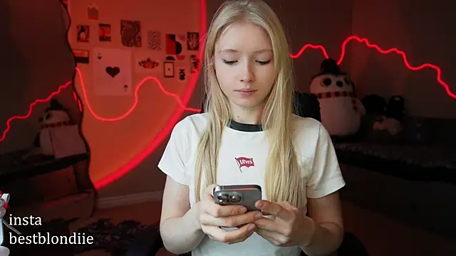 Snapshot of bestblonde chatting on 01/17/25, 05:19 bestblonde online show from 01/17/25, 05:19