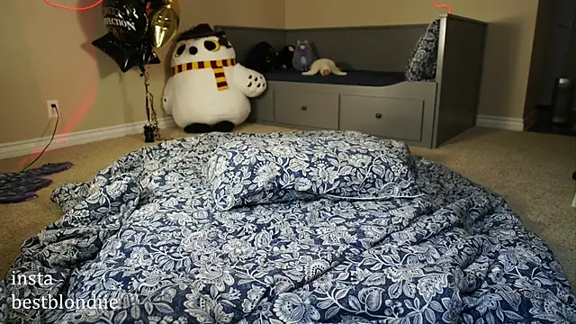 Snapshot of bestblonde chatting on 01/31/25, 08:33 bestblonde online show from 01/31/25, 08:33