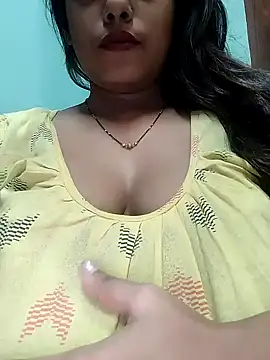 Snapshot of sexyindi_couple chatting on 12/21/24, 12:49 sexyindi couple online show from 12/21/24, 12:49