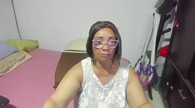 Snapshot of Mrs_mommy_ chatting on 01/13/25, 04:41 Mrs mommy online show from 01/13/25, 04:41