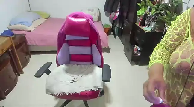 Snapshot of Mrs_mommy_ chatting on 01/18/25, 11:44 Mrs mommy online show from 01/18/25, 11:44