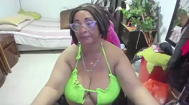 Snapshot of Mrs_mommy_ chatting on 01/21/25, 12:57 Mrs mommy online show from 01/21/25, 12:57