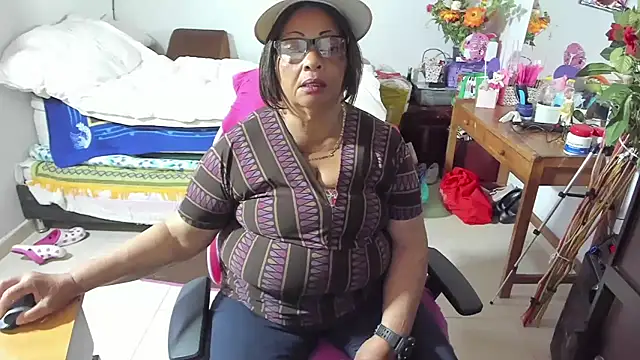 Snapshot of Mrs_mommy_ chatting on 09/21/25, 11:17 Mrs mommy online show from 09/21/25, 11:17