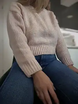 Snapshot of HotXMom chatting on 01/23/25, 07:54 HotXMom online show from 01/23/25, 07:54