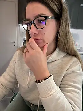 Snapshot of HotXMom chatting on 01/24/25, 04:27 HotXMom online show from 01/24/25, 04:27