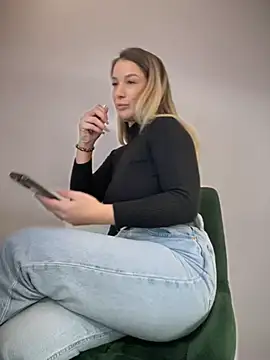 Snapshot of HotXMom chatting on 01/27/25, 07:35 HotXMom online show from 01/27/25, 07:35