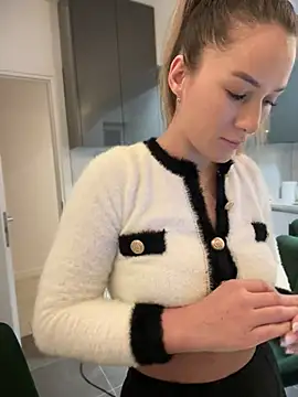 Snapshot of HotXMom chatting on 02/08/25, 04:36 HotXMom online show from 02/08/25, 04:36