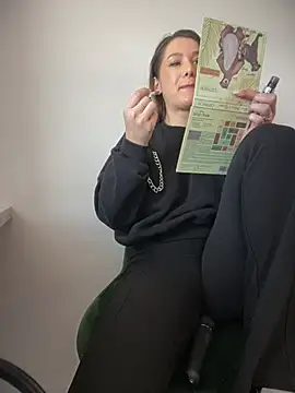 Snapshot of HotXMom chatting on 02/24/25, 07:33 HotXMom online show from 02/24/25, 07:33