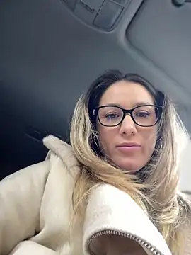 Snapshot of HotXMom chatting on 03/03/25, 04:36 HotXMom online show from 03/03/25, 04:36