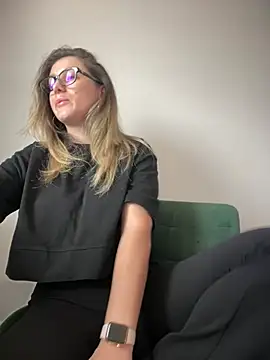 Snapshot of HotXMom chatting on 03/12/25, 07:35 HotXMom online show from 03/12/25, 07:35