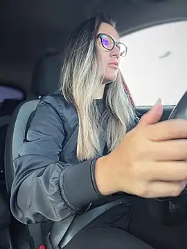 Snapshot of HotXMom chatting on 09/18/25, 05:53 HotXMom online show from 09/18/25, 05:53